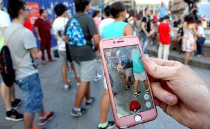 A la caza de pokemones en la Puerta del Sol de Madrid.