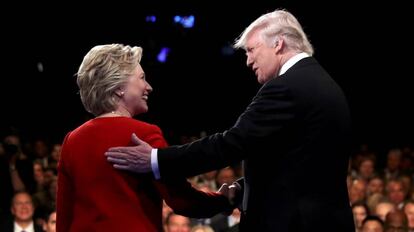 Donald Trump saluda a Hillary Clinton al comienzo de su primer debate presidencial.