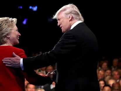 Donald Trump saluda a Hillary Clinton al comienzo de su primer debate presidencial.