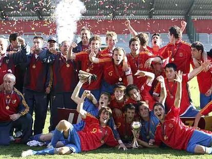 El equipo español posa con la copa tras la final del Europeo sub 17.