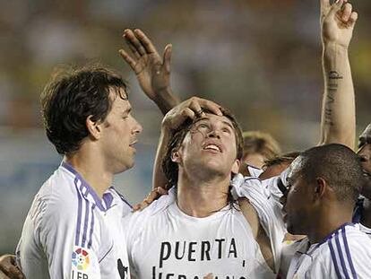 Sergio Ramos dedica a Puerta el tercer gol del Madrid, marcado por Van Nistelrooy a pase suyo.