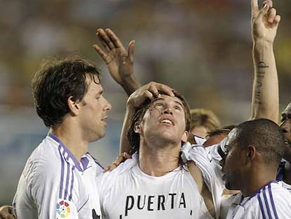 Sergio Ramos dedica a Puerta el tercer gol del Madrid, marcado por Van Nistelrooy a pase suyo.