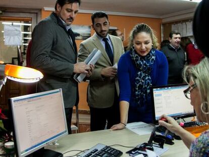 Pepa Ferrando, en el centro, presenta la moci&oacute;n de censura en el registro del Ayuntamiento de Orihuela. 