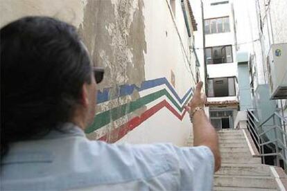 Un vecino de Sant Antoni (Ibiza) muestra el balcón desde el que cayó uno de los turistas.