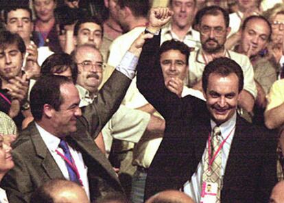 Zapatero, junto a Jos Bono, en el 35? Congreso Federal, en 2000, en el que result elegido secretario general del PSOE.