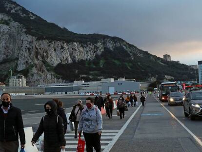 Una fila de personas se dirigen hacia el paso fronterizo entre Gibraltar y España.