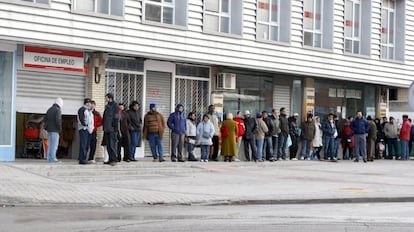 Cola de personas ante una oficina de empleo.