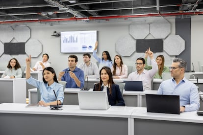 Un grupo de estudiantes de una MBA, formulando preguntas en clase.