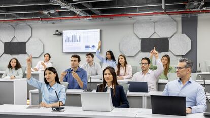 Un grupo de estudiantes de una MBA, formulando preguntas en clase.