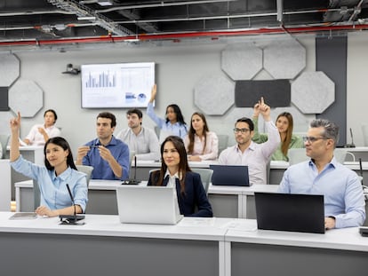 Un grupo de estudiantes de una MBA, formulando preguntas en clase.