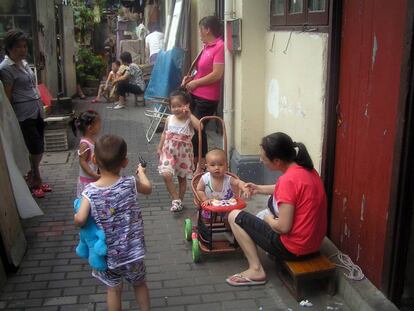 Niños jugando en un barrio tradicional de Shanghái (China). 