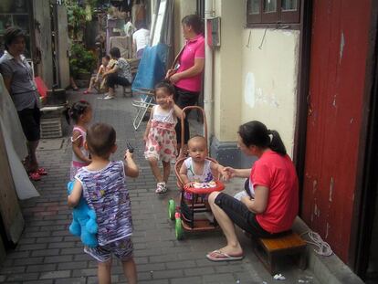 Niños jugando en un barrio tradicional de Shanghái (China).
