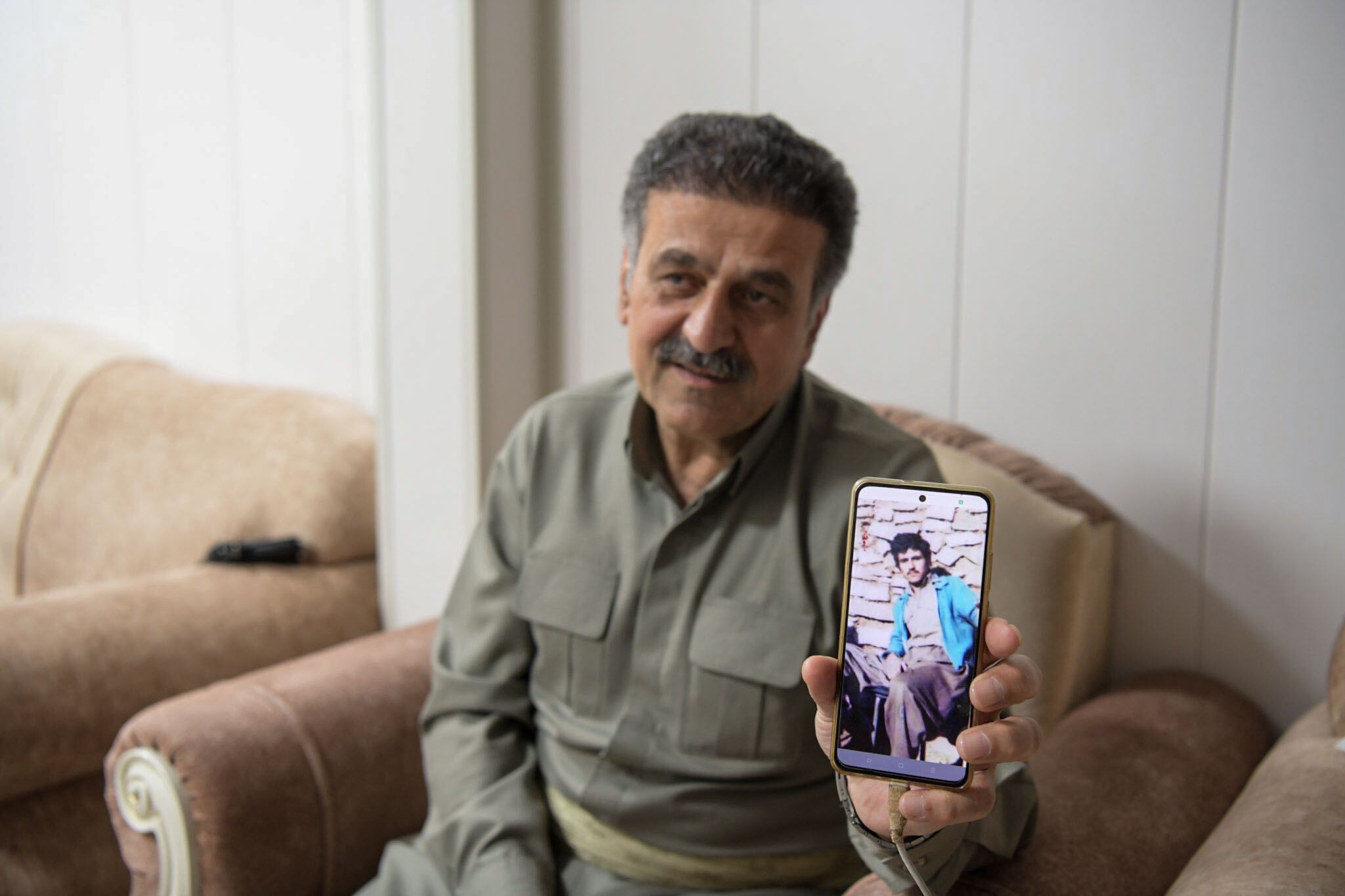Baba Sheikh Husseini, líder del grupo kurdo-iraní armado Khabat y opuesto a Teherán, este domingo en un lugar de la provincia de Erbil tras evacuar su base ante los ataques iraníes. 