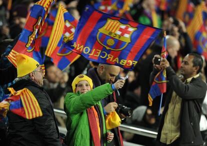 Un ni&ntilde;o anima al Barcelona en el Camp Nou. 