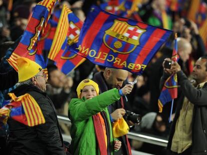 Un ni&ntilde;o anima al Barcelona en el Camp Nou. 