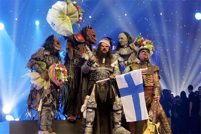 El grupo finlandés Lordi celebra su victoria en el Festival de la Canción de Eurovisión 2006.