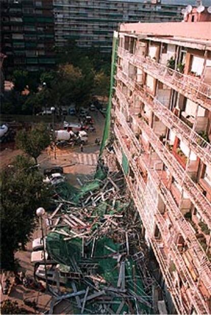 Imagen del andamio venido abajo en la calle La Pobla de Lillet en el barrio de Les Corts.