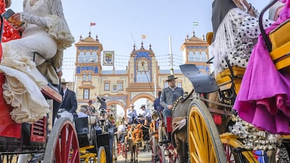 Un momento del Paseo de Caballos con la Portada al fondo en el Real de la Feria de Abril de Sevilla