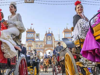 Un momento del Paseo de Caballos con la Portada al fondo en el Real de la Feria de Abril de Sevilla