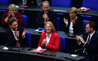 Bärbel Bas recibe el aplauso de sus compañeros tras ser elegida presidenta del Bundestag. 