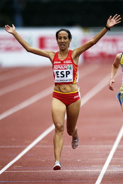 Dolores Checa celebra su victoria en los 5.000 mts.