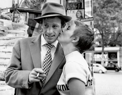 El actor junto a la actriz Jean Seberg en una escena de la película “Al final de la escapada”, de 1960.