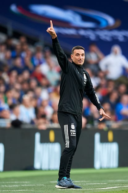 Lionel Scaloni da instrucciones desde el banquillo en un partido de la selección argentina.