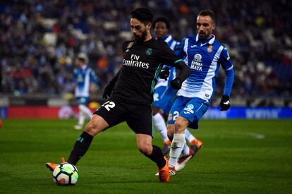 Isco conduce el balón ante la mirada de Darder.