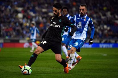 Isco conduce el bal&oacute;n ante la mirada de Darder.