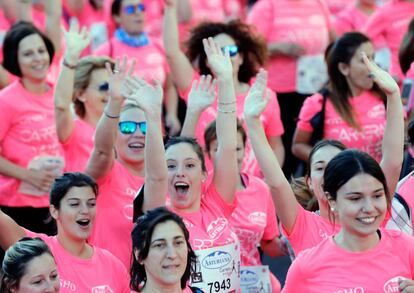 Participantes en la Carrera de la Mujer celebrada hoy en Valencia.