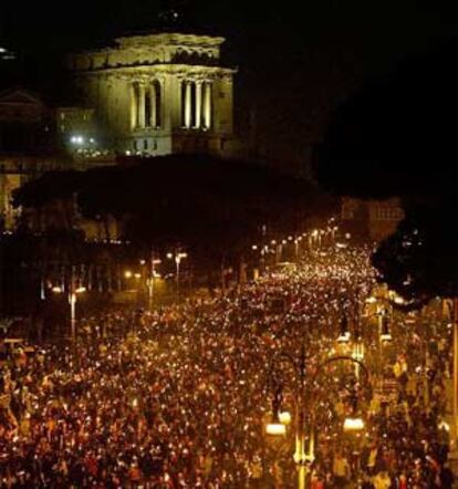 Decenas de miles de ciudadanos se manifestaron por el centro histórico de Roma, portando antorchas. Los manifestantes se dirigieron pacíficamente a las cercanías de la Embajada estadounidense en la capital italiana.