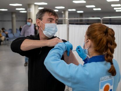 Personal sanitario administraba la tercera dosis de refuerzo contra la covid-19 en el centro de vacunación de la Facultad de Derecho de Sevilla.