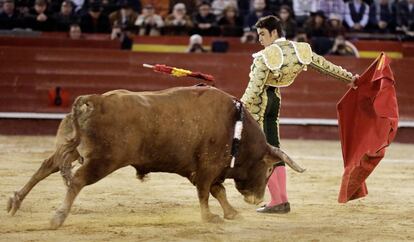El torero Miguel Ángel Perera da un pase con la muleta al segundo de su lote, durante la corrida de la Feria de las Fallas celebrada en la plaza de toros de Valencia. 