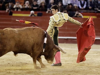 El torero Miguel Ángel Perera da un pase con la muleta al segundo de su lote, durante la corrida de la Feria de las Fallas celebrada en la plaza de toros de Valencia. 