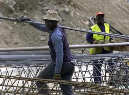 Dos trabajadores de la construcción, en Bilbao.