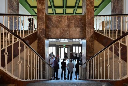 El antiguo Generalshotel del antiguo Aeropuerto de Schönefeld, rebautizado como Berlín-Brandemburgo (BER), en vísperas de su demolición, que acabó teniendo lugar en febrero de 2024. El hotel se construyó entre 1947 y 1950 y en su día sirvió para recibir a los representantes de la Unión Soviética. En un principio se planeó su demolición porque se iba a construir una nueva terminal en el mismo lugar, pero estos planes se desecharon. No obstante, la demolición del edificio siguió adelante. 