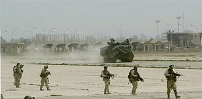 Soldados de la Compañía Lima, del 7º Regimiento de la Marina de EE UU, toman posiciones durante la operación de asalto al aeropuerto militar iraquí de Rashid, en el sureste de Bagdad.