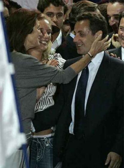 Nicolas Sarkozy recibe la felicitacin de su esposa, Cecilia, el domingo en la plaza de la Concordia de Pars.