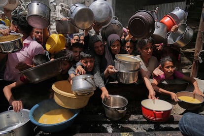 Una multitud de personas esperan el reparto de comida en Yabalia, en el norte de Gaza, este lunes.