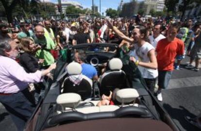 Varios manifestantes cortan el tráfico durante la marcha en Madrid.