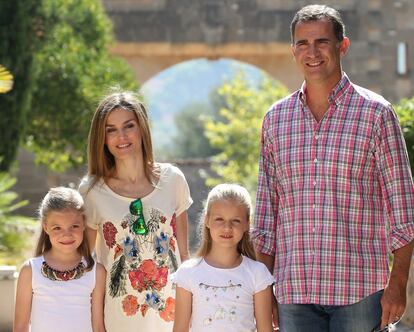 Los Reyes Felipe y Letizia y sus hijas, la princesa Leonor y la infanta Sofía, durante un paseo por la finca Raixa (Bunyola) en Mallorca, durante el verano de 2014, el primero como Reyes.