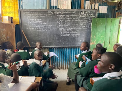 Steve, en un aula del Destiny Junior Education Center con sus compañeros, el 12 de septiembre de 2023.