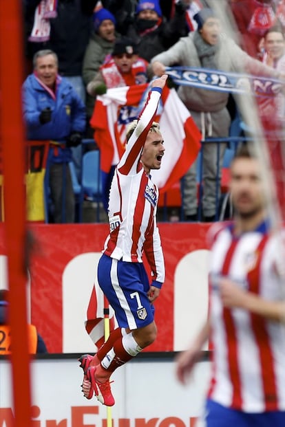 Griezmann celebra el gol que ha marcado al comienzo de la segunda parte con el que el Atlético ha conseguido el 3-0.