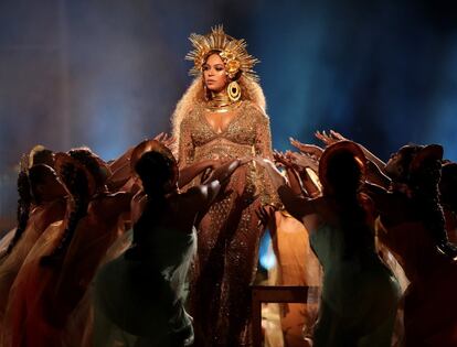 En los Grammy de 2017, Beyoncé realizó una de esas actuaciones que pasan a la posteridad. Ataviada con un diseño de Peter Dundas color champán con mangas acampanadas que realzaba su avanzado estado de gestación y con una tiara en la cabeza como si se tratara de una divinidad, interpretó 'Love Drought' y 'Sandcastles'.