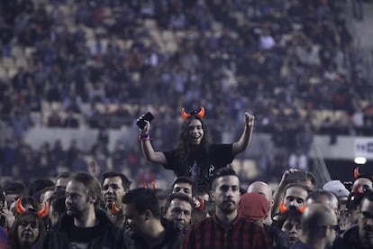 Fans de la banda de 'hard rock' durante el concierto.