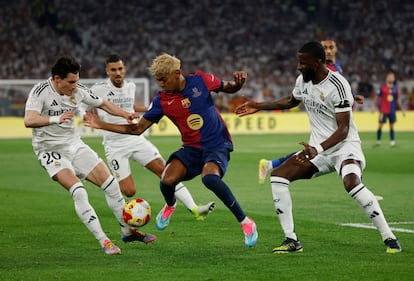 Lamine Yamal intenta controlar el balón.