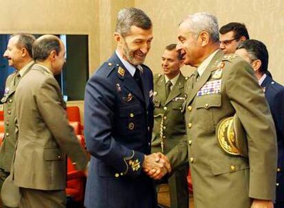 El jefe de la cúpula militar, Julio Rodríguez (izquierda), saluda al jefe del Ejército, Fulgencio Coll.