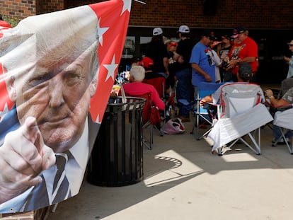 Partidarios de Donald Trump se reúnen en las horas previas a un mitín en Rapid City, en Dakota del Sur.