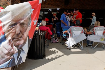 Partidarios de Donald Trump se reúnen en las horas previas a un mitín en Rapid City, en Dakota del Sur.