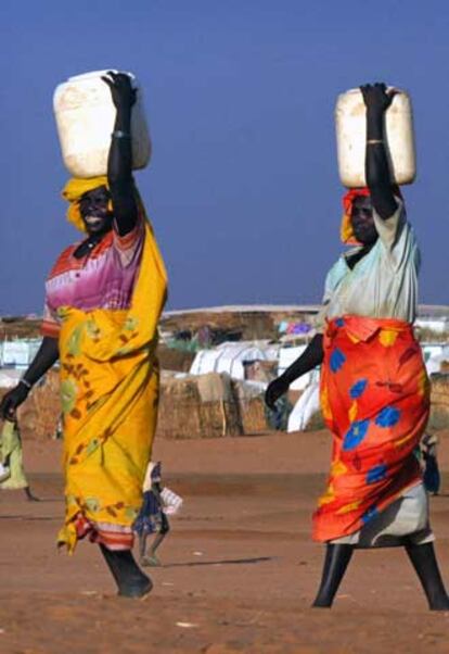 Mujeres acarrean agua cerca de El Fasher, en el norte de Darfur.